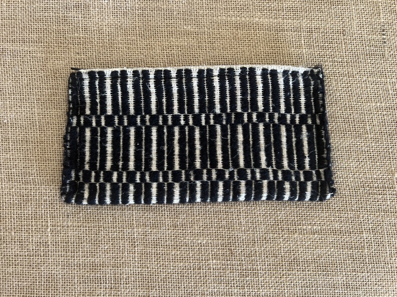 En negro